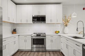 Fridge, microwave, oven, stovetop - Petal & Palm-Rooftop Patio & Gym-Mins to Broadway (Nashville)