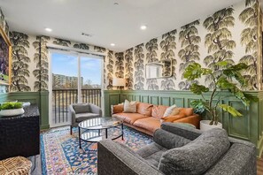 Smart TV - Petal & Palm-Rooftop Patio & Gym-Mins to Broadway (Nashville)