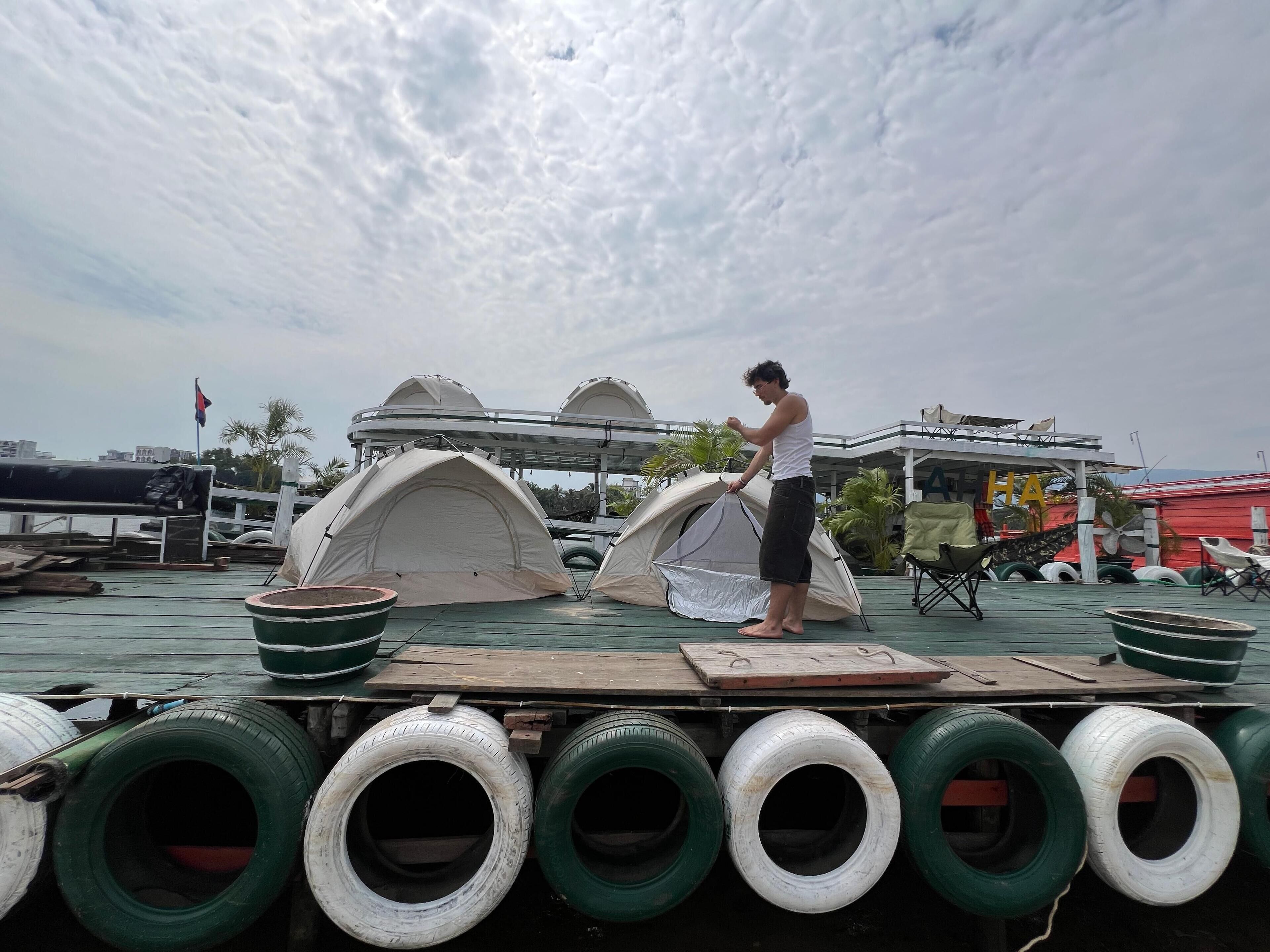 Tenda de campanya bàsica, vistes al riu | Altres