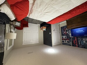 1 bedroom, iron/ironing board, WiFi, bed sheets - Newly renovated, fully furnished, spacious basement suite. Pet friendly! (Legal)