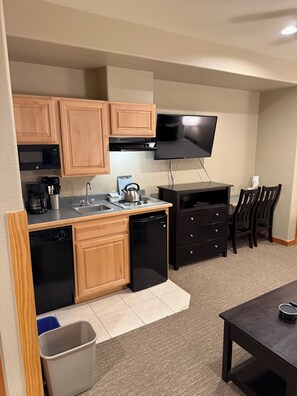 Microwave, stovetop, dishwasher - Ski-In/Ski-Out Breck Condo at Grand Timber Lodge. Snowfall!!! Avail Jan 8–11 (Breckenridge)