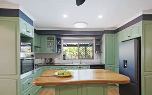 冰箱、微波炉、烤箱、炉灶