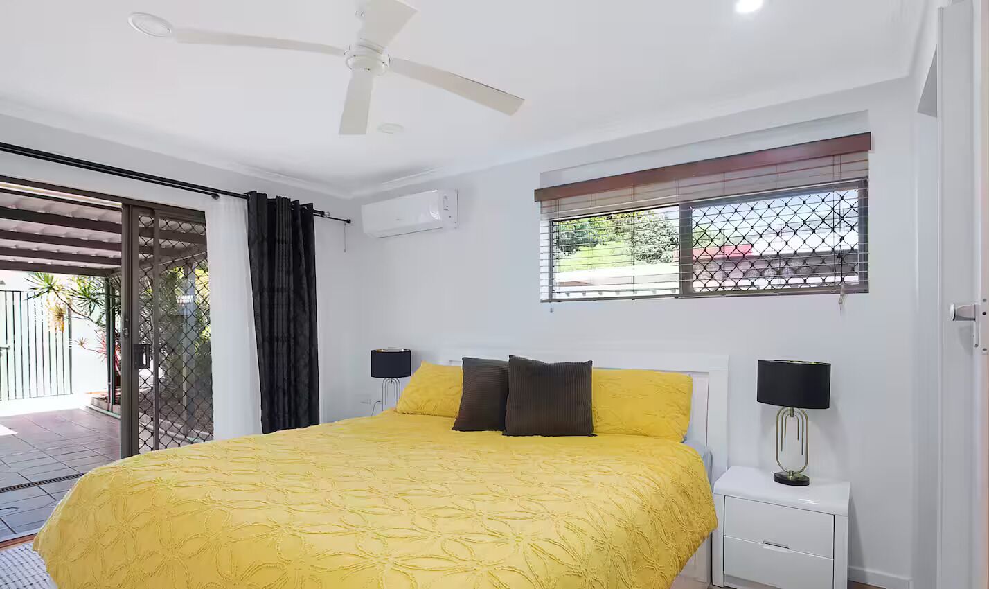 4 bedrooms, desk, iron/ironing board, travel crib