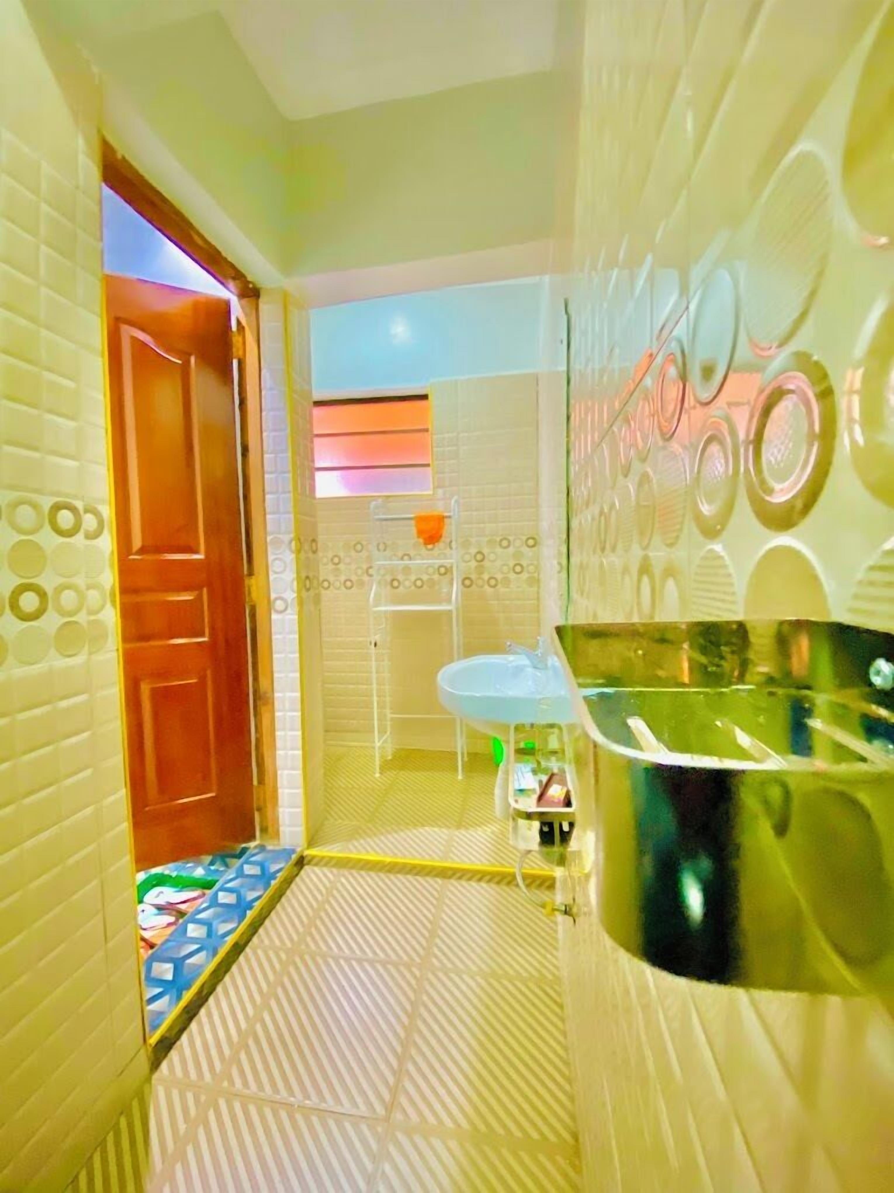 Deluxe tweepersoonskamer | Badkamer | Een douche, pantoffels, handdoeken, zeep