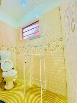 Deluxe Single Room | Bathroom | Shower, slippers, towels, soap - Northwood Gardens & Adventure Park (Mukurweini)