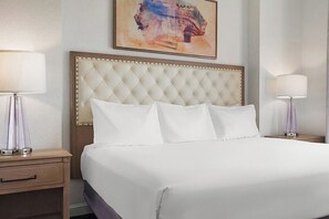 1 dormitorio, tabla de planchar con plancha, wifi y ropa de cama