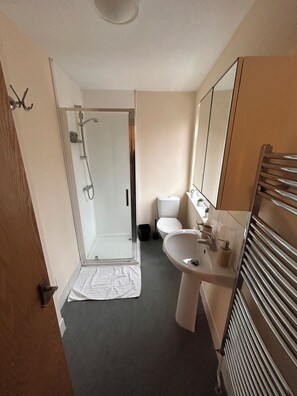 Doccia, asciugamani, sapone, carta igienica