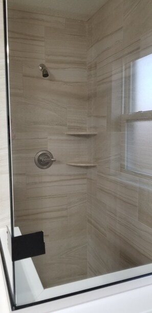 Secadora de cabello, toallas, jabón, papel de baño 