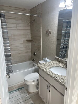 Secadora de cabello, toallas, jabón, papel de baño 