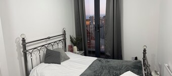 2 Bedroom Luxury Apartment With Balcony