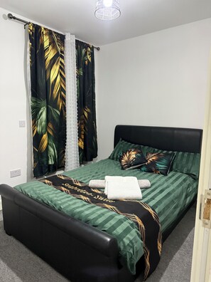 4 bedrooms - 2 Bedroom Luxury Apartment With Balcony (Bournemouth)