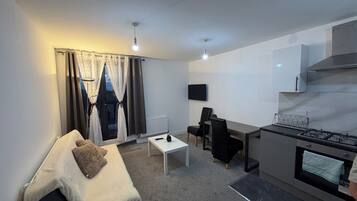 Apartment, 2 Bedrooms, Smoking, Balcony | Living room