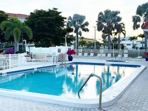 A heated pool - Siesta Harbor 2BR – 55+ Pool, Hot Tub & Beach (Sarasota)