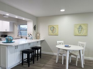 Dining - Siesta Harbor 2BR – 55+ Pool, Hot Tub & Beach (Sarasota)