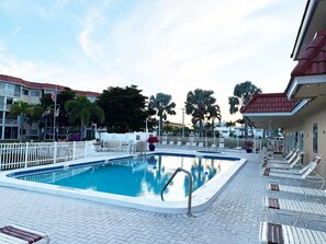 A heated pool - Siesta Harbor 2BR – 55+ Pool, Hot Tub & Beach (Sarasota)