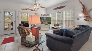TV - River Bend Cottage on the Suwannee River (Bell)