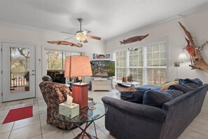 TV - River Bend Cottage on the Suwannee River (Bell)