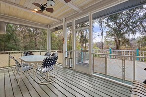Outdoor dining - Suwannee House & Bungalow (Bell)