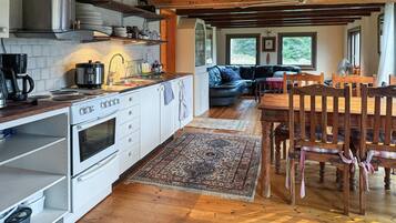Coffee/tea maker, fridge, microwave, stovetop