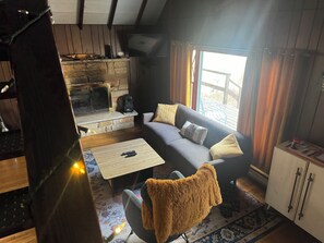 Smart TV, fireplace - 3-bedroom chalet in soothing Pocono Lake (Pocono Lake)