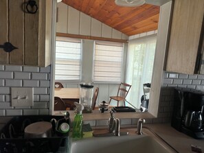 Microwave, oven, stovetop - 3-bedroom chalet in soothing Pocono Lake (Pocono Lake)