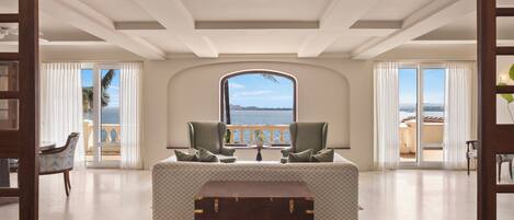 Presidential Suite, River View | Living area