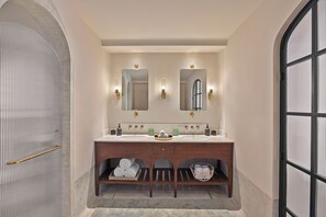 Presidential Suite, River View | Bathroom | Free toiletries, hair dryer, bathrobes, slippers - The Postcard on The Mandovi River (Alto de Porvorim)