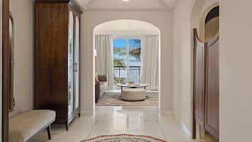 Suíte premium, varanda, vista para o rio | Área de estar