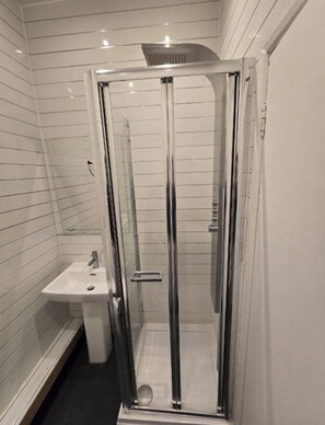 Classic Double Room | Bathroom | Shower, towels, soap, shampoo - Haringey Hotel  (London)
