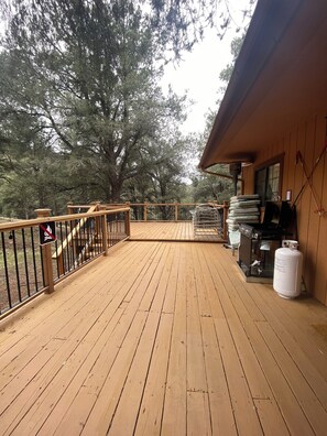 Terrace/patio - Cozy 2-bedroom cabin in charming Frazier Park with AC (Frazier Park)