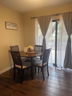 Dining - Cozy 2-bedroom cabin in charming Frazier Park with AC (Frazier Park)