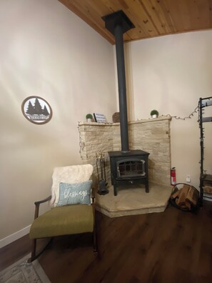 Interior - Cozy 2-bedroom cabin in charming Frazier Park with AC (Frazier Park)