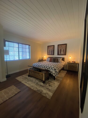 Cozy 2-bedroom cabin in charming Frazier Park with AC