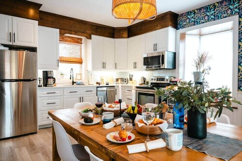 Holiday Getaway - 7mins to Dtwn Theatres, 2KG/1QN, Games, Fire table, Sleeps 8