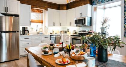 Holiday Getaway - 7mins to Dtwn Theatres, 2KG/1QN, Games, Fire table, Sleeps 8