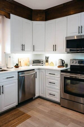 Kühlschrank, Mikrowelle, Ofen, Herdplatte