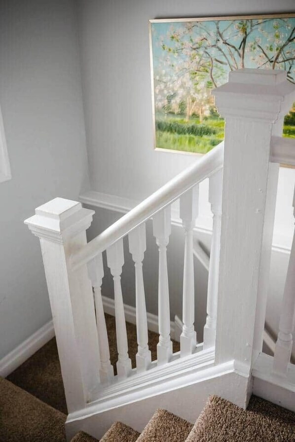 Interior - Holiday Getaway - 7mins to Dtwn Theatres, 2KG/1QN, Games, Fire table, Sleeps 8 (Saint Pauls Station)