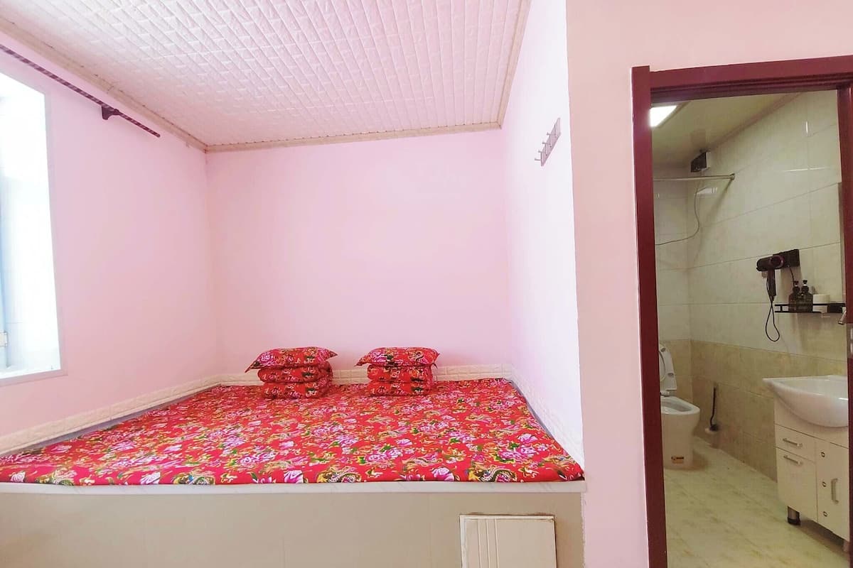 Desk, laptop workspace, soundproofing, free WiFi