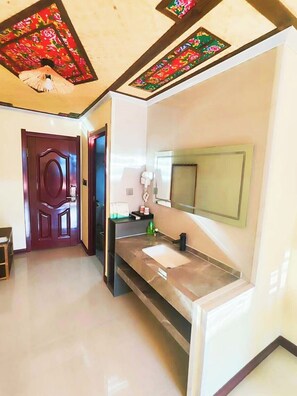 Desk, laptop workspace, soundproofing, free WiFi - Snow Valley Ma Hua Inn (Harbin)