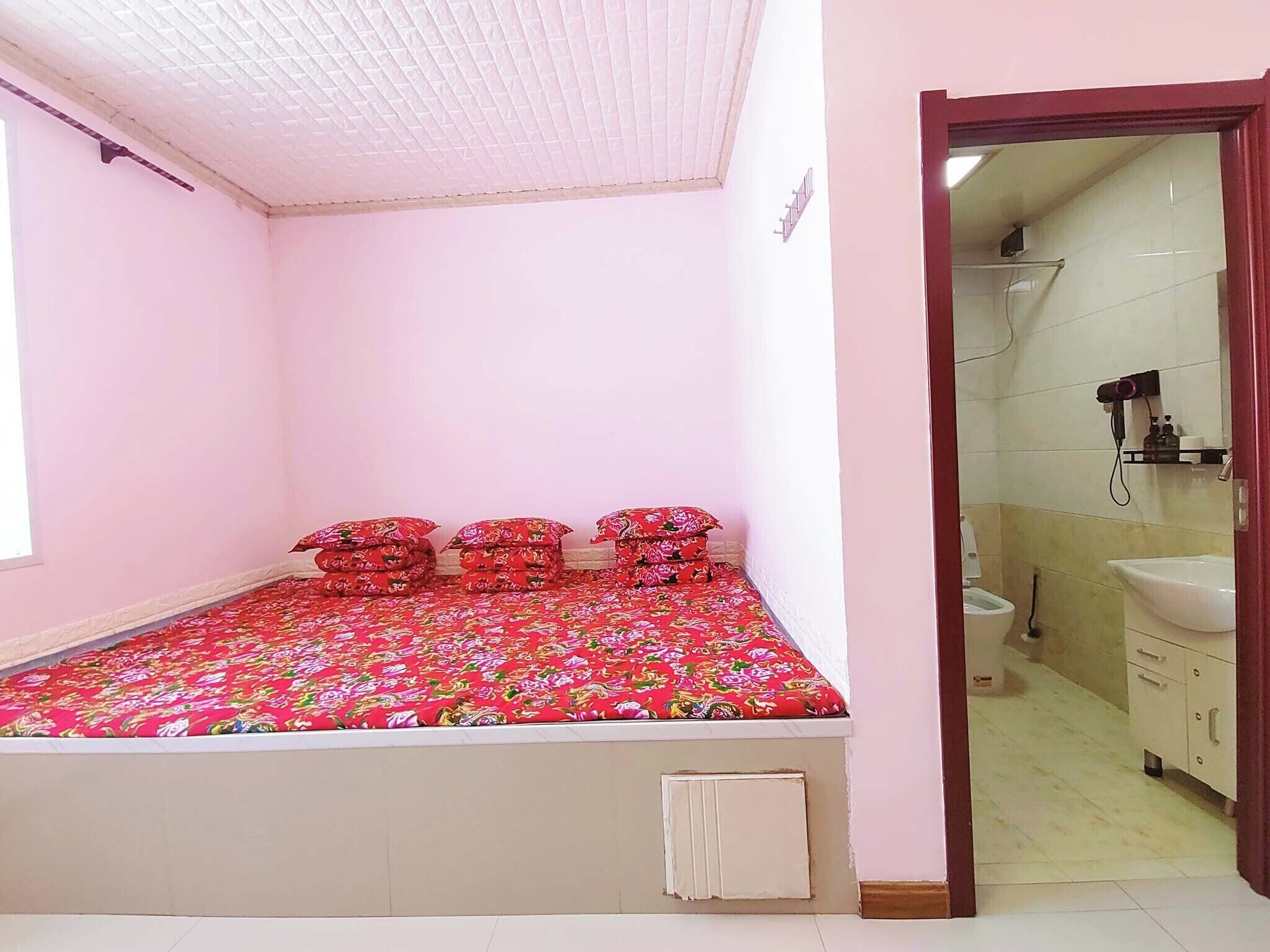 Desk, laptop workspace, soundproofing, free WiFi