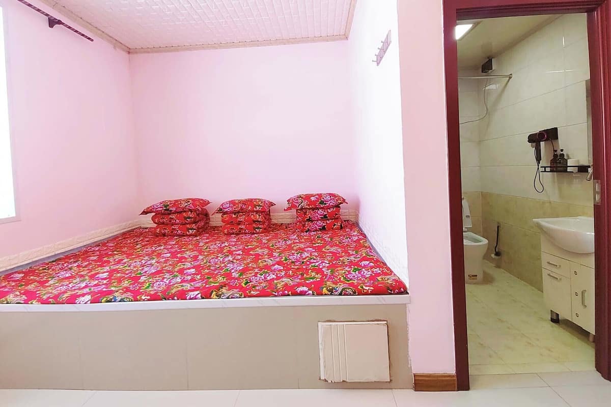 Desk, laptop workspace, soundproofing, free WiFi