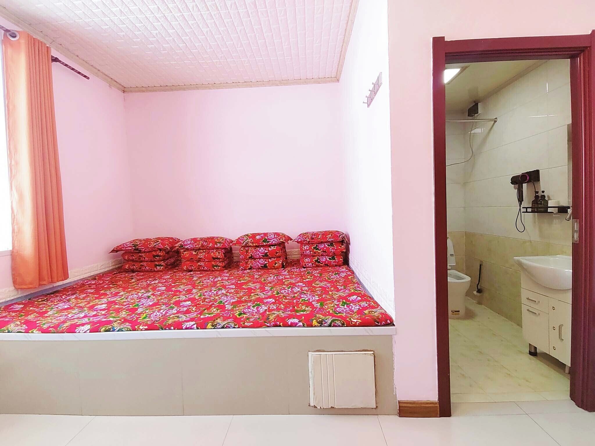 Desk, laptop workspace, soundproofing, free WiFi