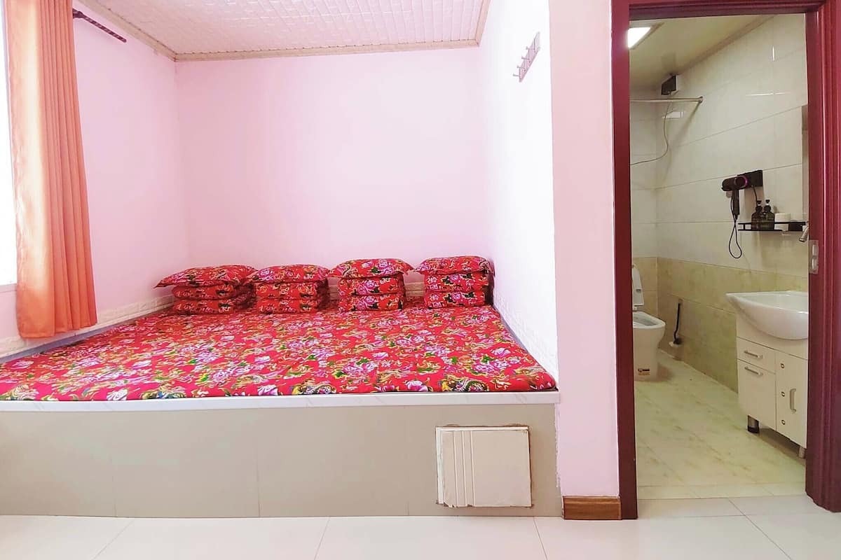 Desk, laptop workspace, soundproofing, free WiFi