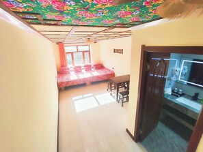 Romantic Quadruple Room, Valley View | Desk, laptop workspace, soundproofing, free WiFi - Snow Valley Ma Hua Inn (Harbin)