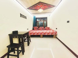 Signature Triple Room, Valley View | Desk, laptop workspace, soundproofing, free WiFi