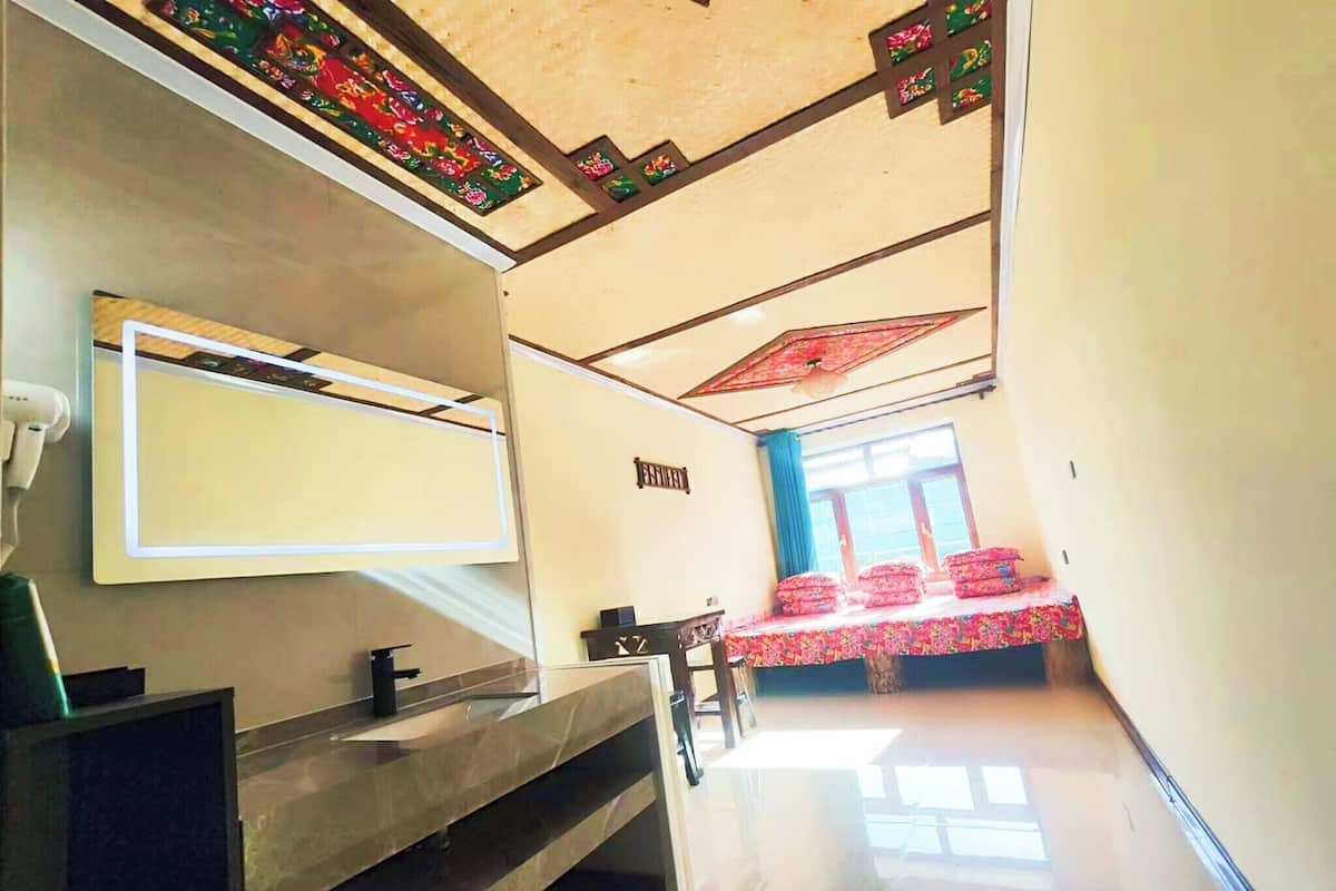 Desk, laptop workspace, soundproofing, free WiFi