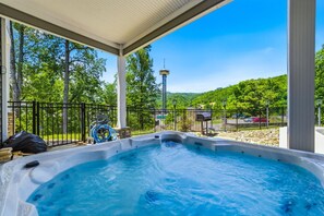 Outdoor spa tub - Holly Ridge Lodge-Walking distance to Gatlinburg (Gatlinburg)