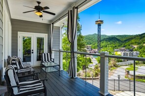 Terrace/patio - Holly Ridge Lodge-Walking distance to Gatlinburg (Gatlinburg)
