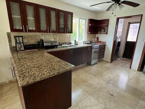 冷蔵庫、電子レンジ、オーブン、コンロ