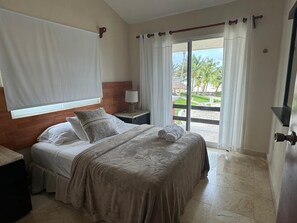 4 室のベッドルーム、セーフティボックス (室内)、旅行用ベビーベッド、WiFi